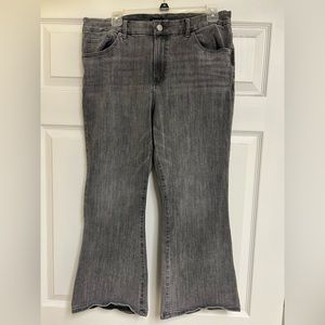 Women’s Express Cropped Flare Jeans. Size L